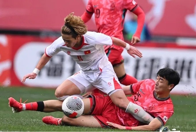 Lê Viktor tranh bóng với cầu thủ Hàn Quốc tại giải giao hữu U22 Panda Cup tại thành phố Thành Đô, tỉnh Tứ Xuyên, Trung Quốc ngày 18/11/2025. Ảnh: YCNews