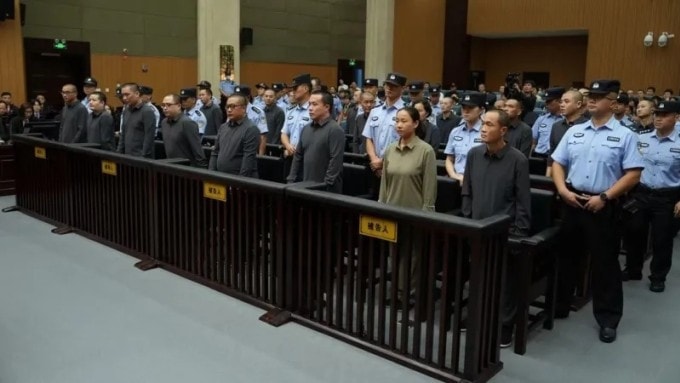 Các bị cáo thuộc gia tộc họ Minh trong phiên tòa tại thành phố Ôn Châu, tỉnh Chiết Giang, Trung Quốc tháng 9/2025. Ảnh: CCTV