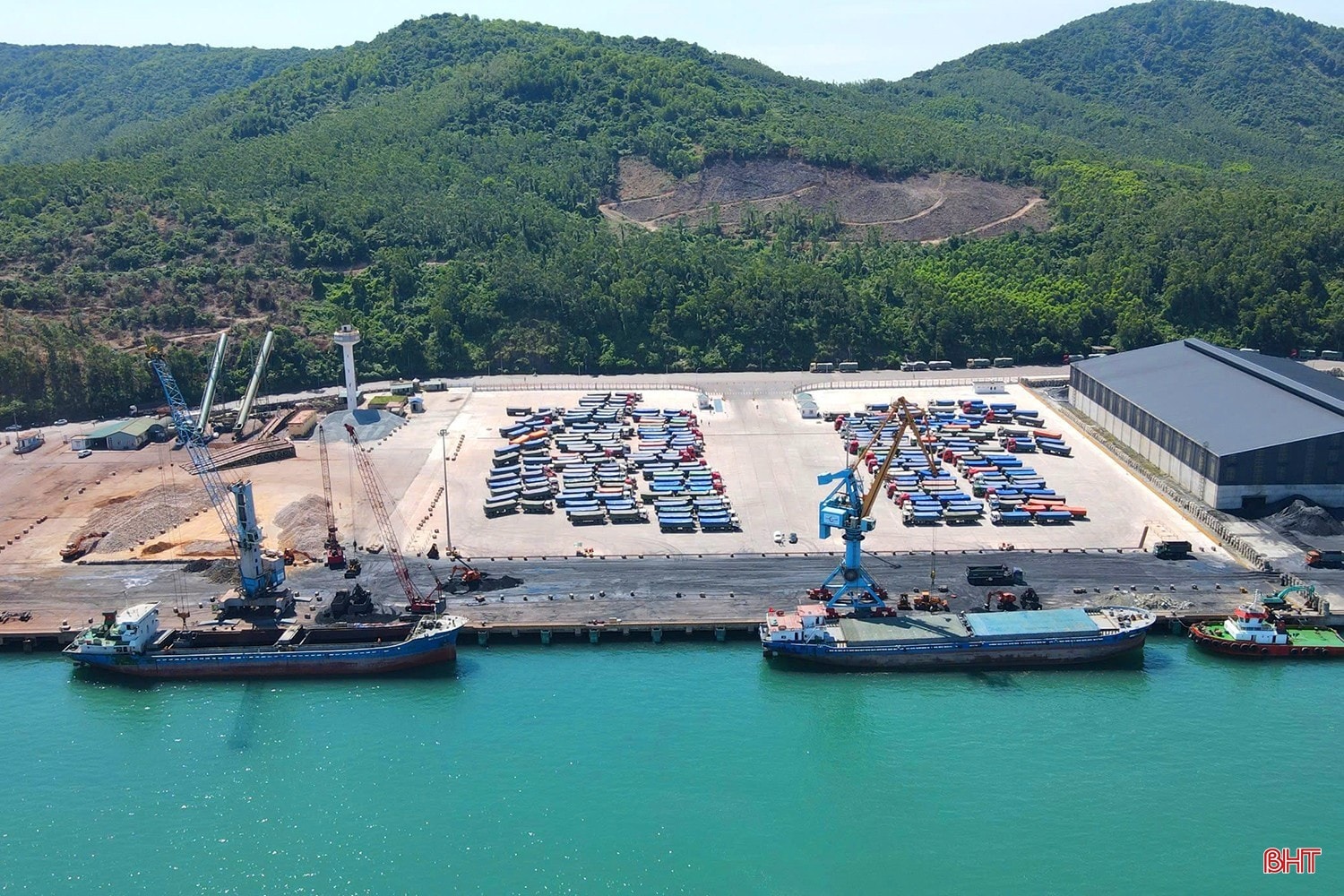 Lợi thế vượt trội của Vũng Áng là hệ thống cảng biển nước sâu quy mô lớn, gồm cảng Vũng Áng và cảng Sơn Dương Ảnh: Văn Đức. image-7.jpg