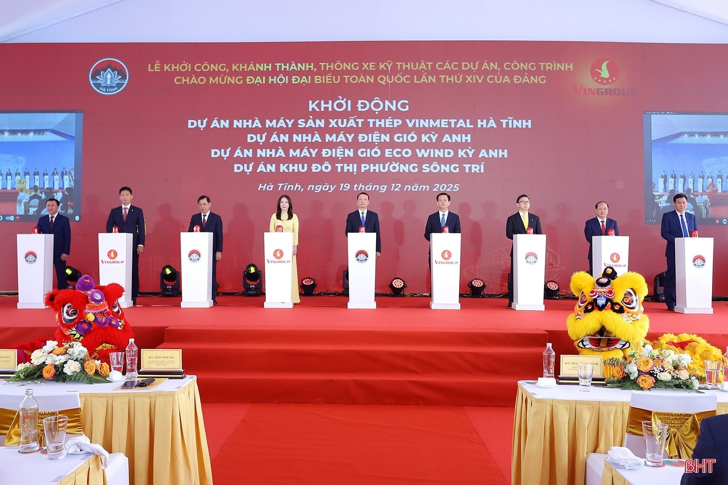 Chủ tịch UBND tỉnh Phan Thiên Định, Phó Chủ tịch Thường trực UBND tỉnh Trần Báu Hà và đại biểu thực hiện nghi thức khởi động các dự án của Tập đoàn Vingroup vào ngày 19/12/2025. image-2.jpg