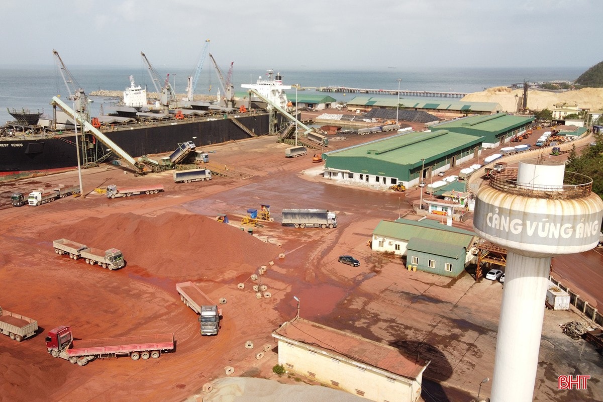 Hoạt động xếp dỡ, trung chuyển hàng hóa tại Công ty CP Cảng quốc tế Lào - Việt (KKT Vũng Áng). bqbht_br_3.jpg