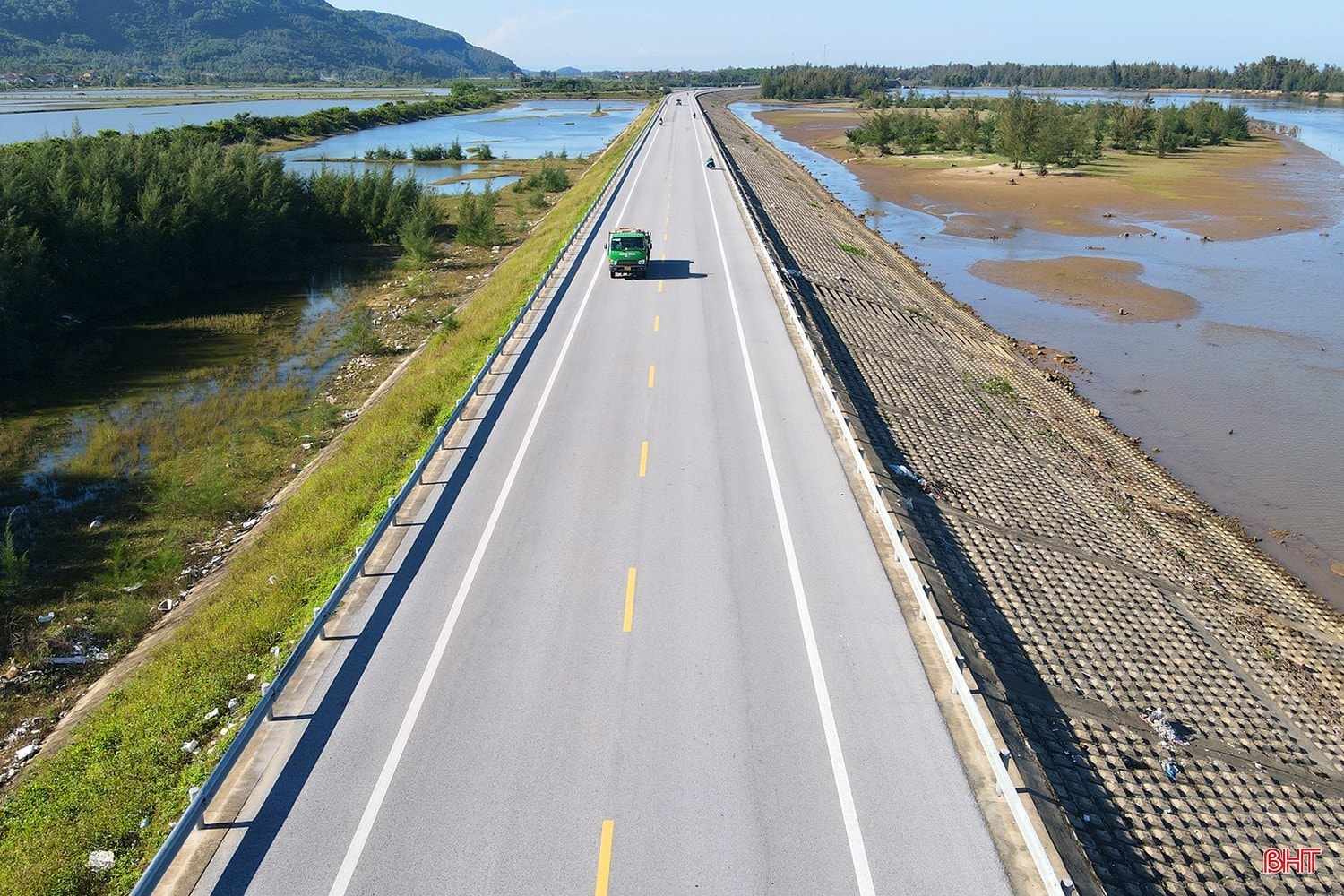 KKT Vũng Áng có nhiều tuyến giao thông quốc gia và liên vùng quan trọng chạy qua. Trong ảnh: tuyến đường ven biển nối từ cầu Cửa Hội tới điểm giao với quốc lộ 12C ở cảng Vũng Áng. Ảnh: Văn Đức. image-9.jpg