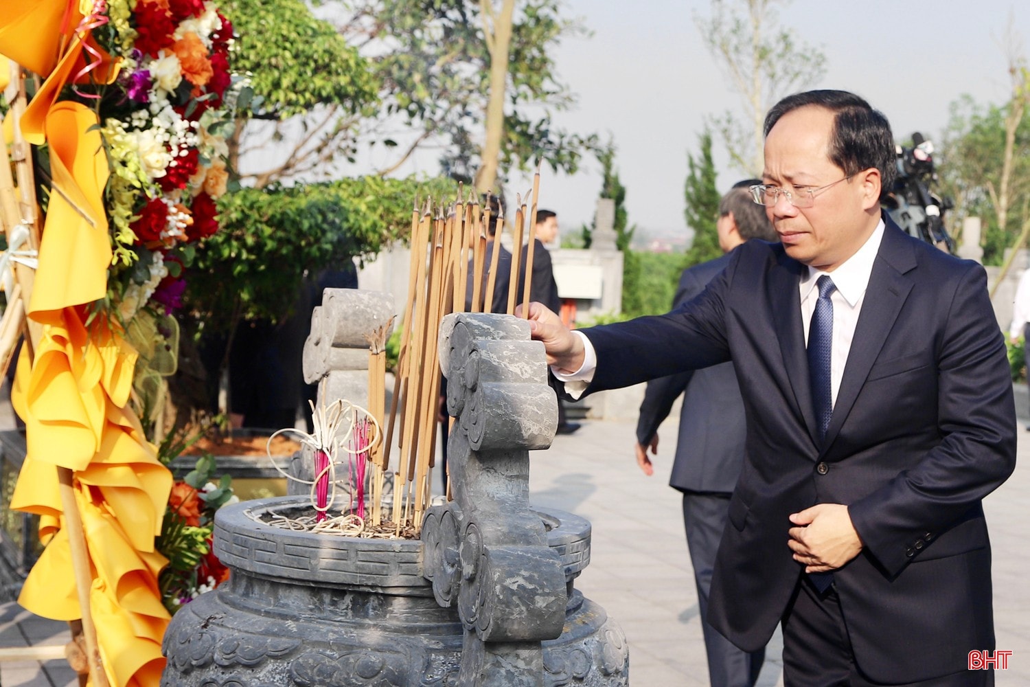 Bí thư Tỉnh ủy Hà Tĩnh Nguyễn Duy Lâm dâng hương trước phần mộ Tổng Bí thư Hà Huy Tập. bqbht_br_img-6268.jpg