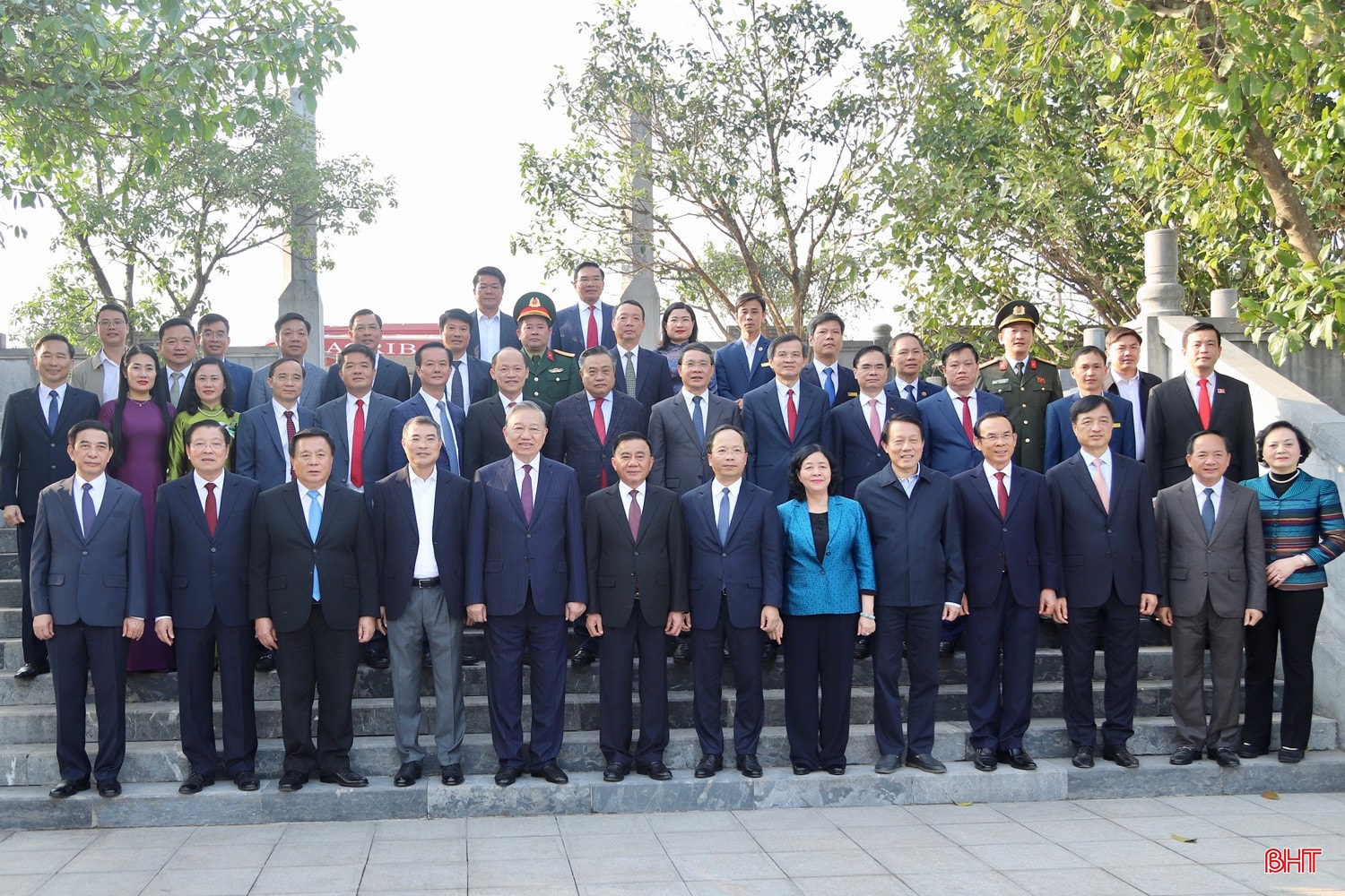 Lãnh đạo Đảng, Nhà nước, các ban, ngành Trung ương chụp ảnh lưu niệm với các đại biểu địa phương. bqbht_br_img-6306.jpg