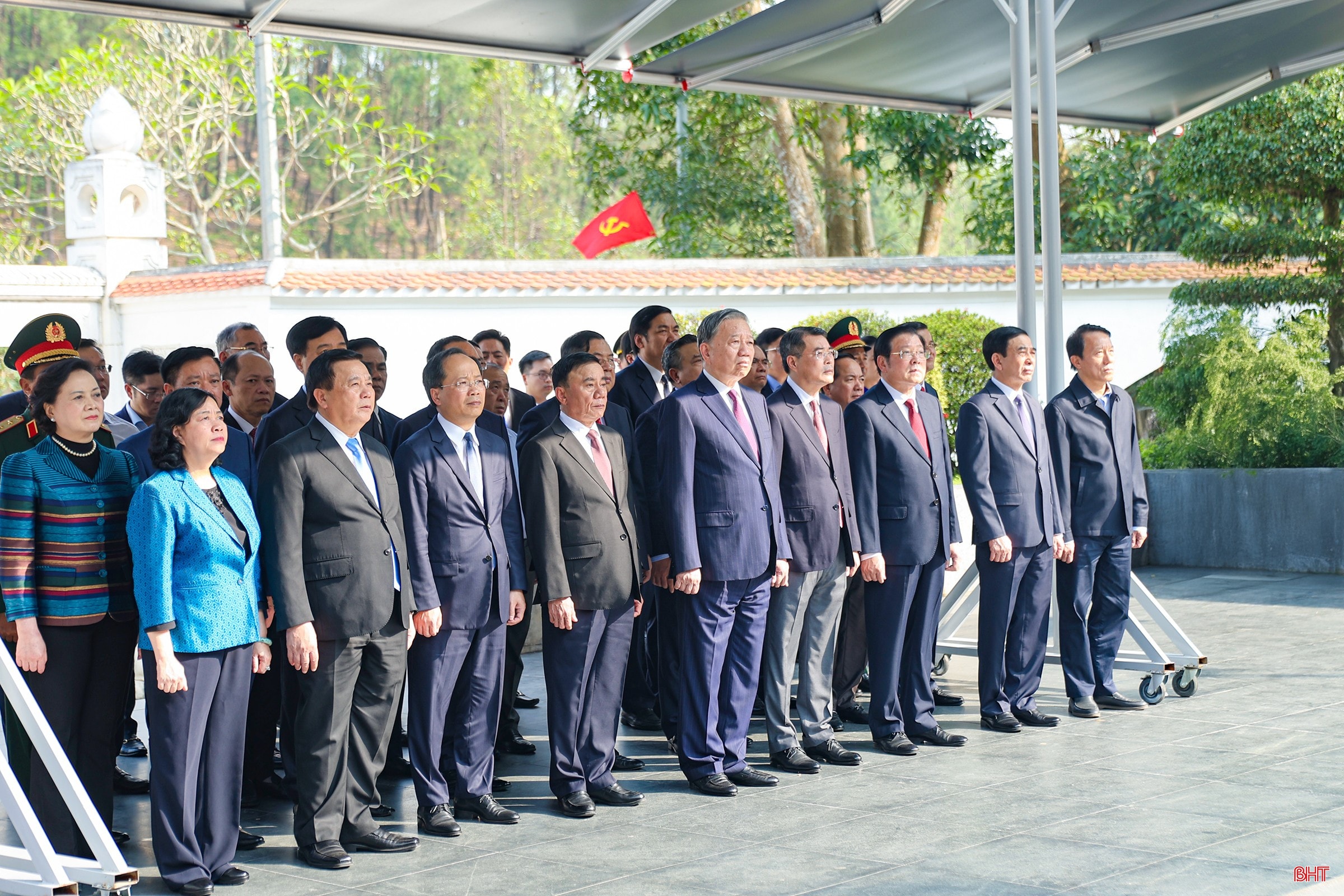 Tổng Bí thư Tô Lâm và đoàn công tác xúc động trước sự hy sinh cao cả của 10 liệt nữ khi đang độ tuổi thanh xuân. bqbht_br_aimg-8028.jpg