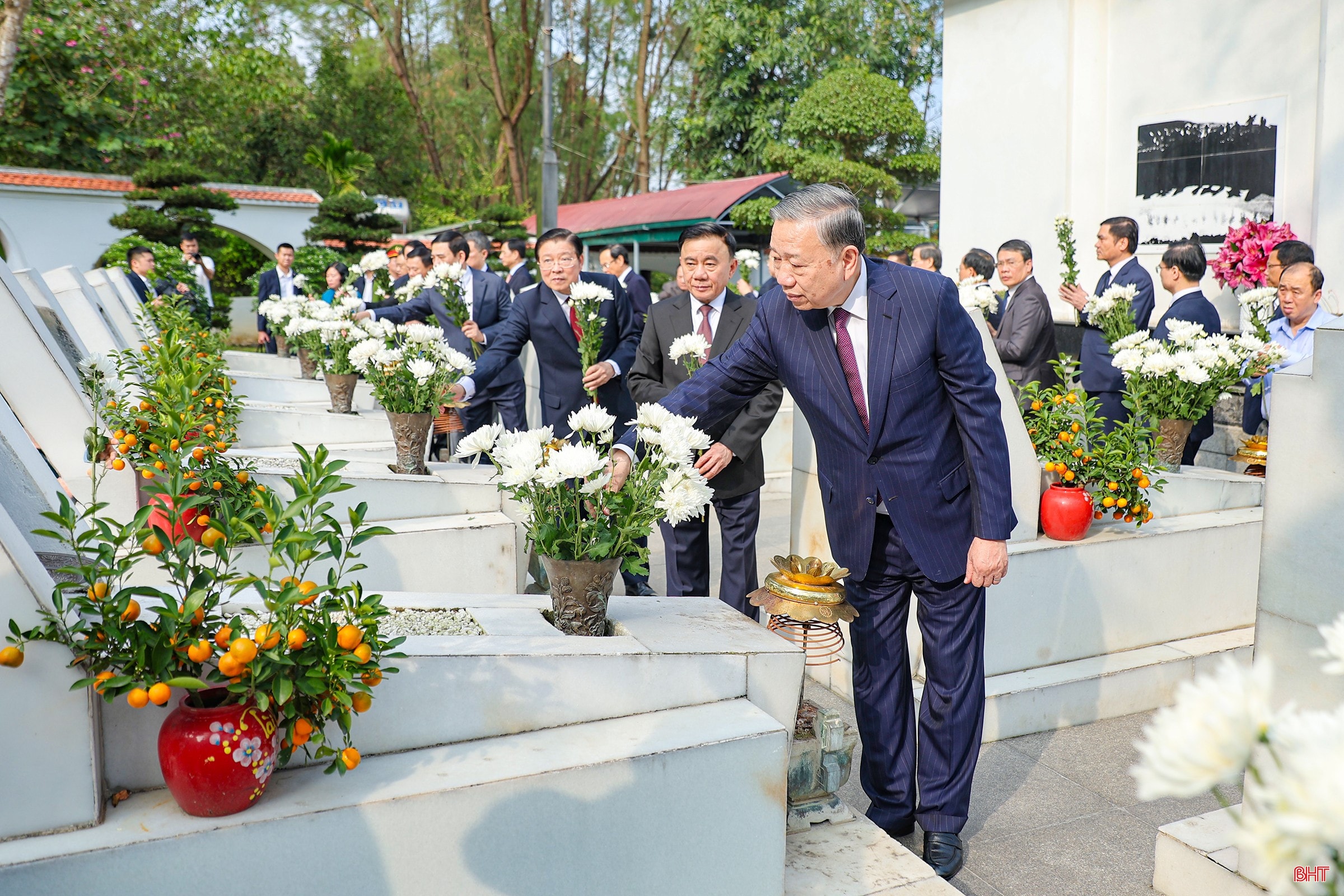 Tổng Bí thư Tô Lâm và các đồng chí trong đoàn dâng hoa lên phần mộ các nữ liệt sỹ TNXP. Tổng Bí thư Tô Lâm và các đồng chí trong đoàn dâng hoa lên phần mộ các nữ liệt sỹ TNXP.