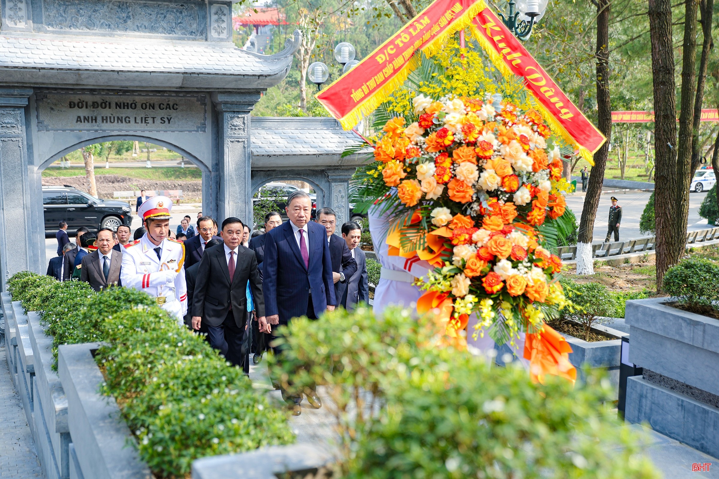 Tổng Bí thư Tô Lâm và đoàn đến dâng hoa, dâng hương tại Nhà bia tưởng niệm liệt sĩ TNXP toàn quốc. bqbht_br_aimg-7853.jpg