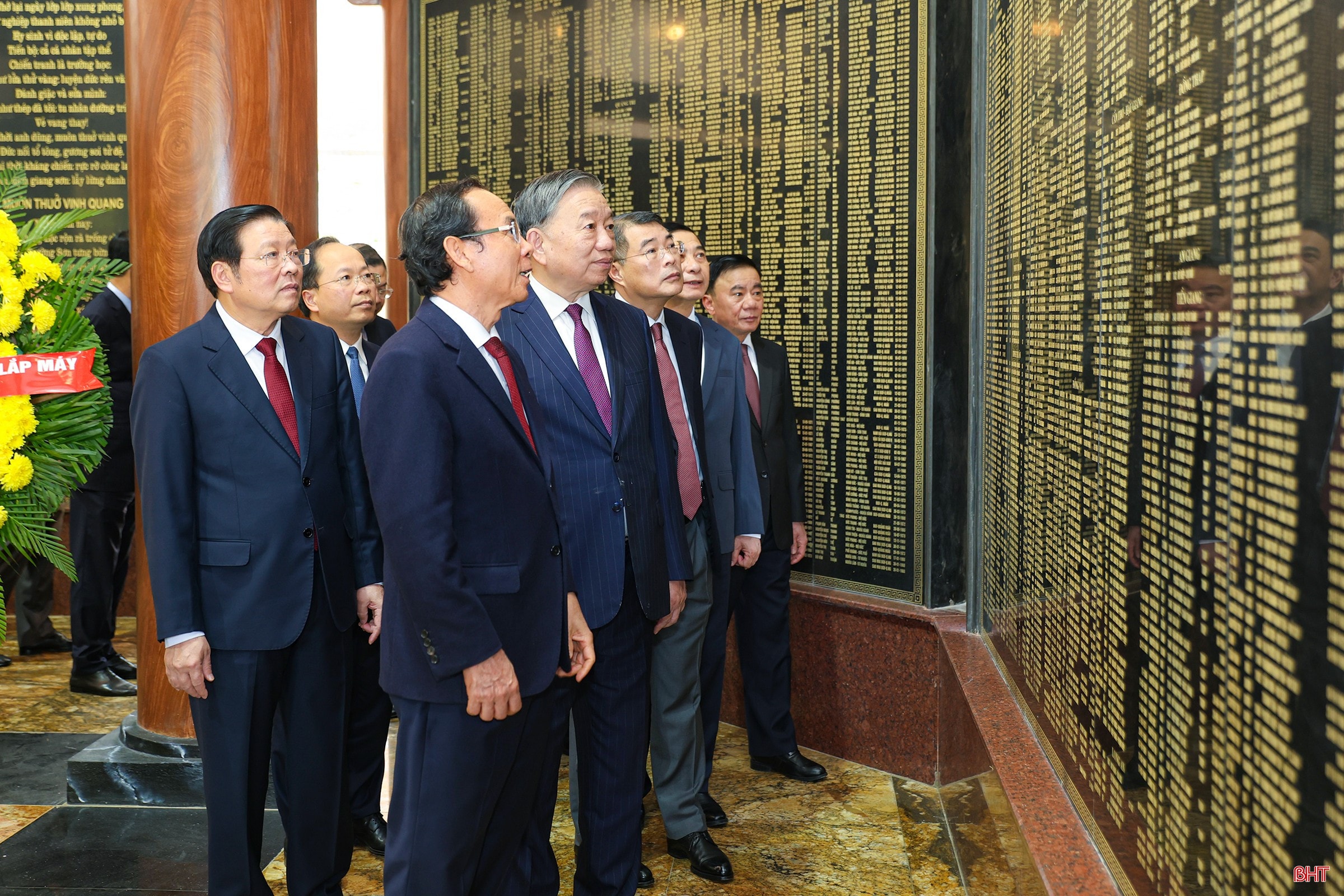 Nhà bia tưởng niệm liệt sĩ TNXP toàn quốc nằm trong khuôn viên Khu di tích Ngã ba Đồng Lộc, nơi ghi danh hơn 4.000 liệt sỹ TNXP trong cả nước. bqbht_br_aimg-7971.jpg