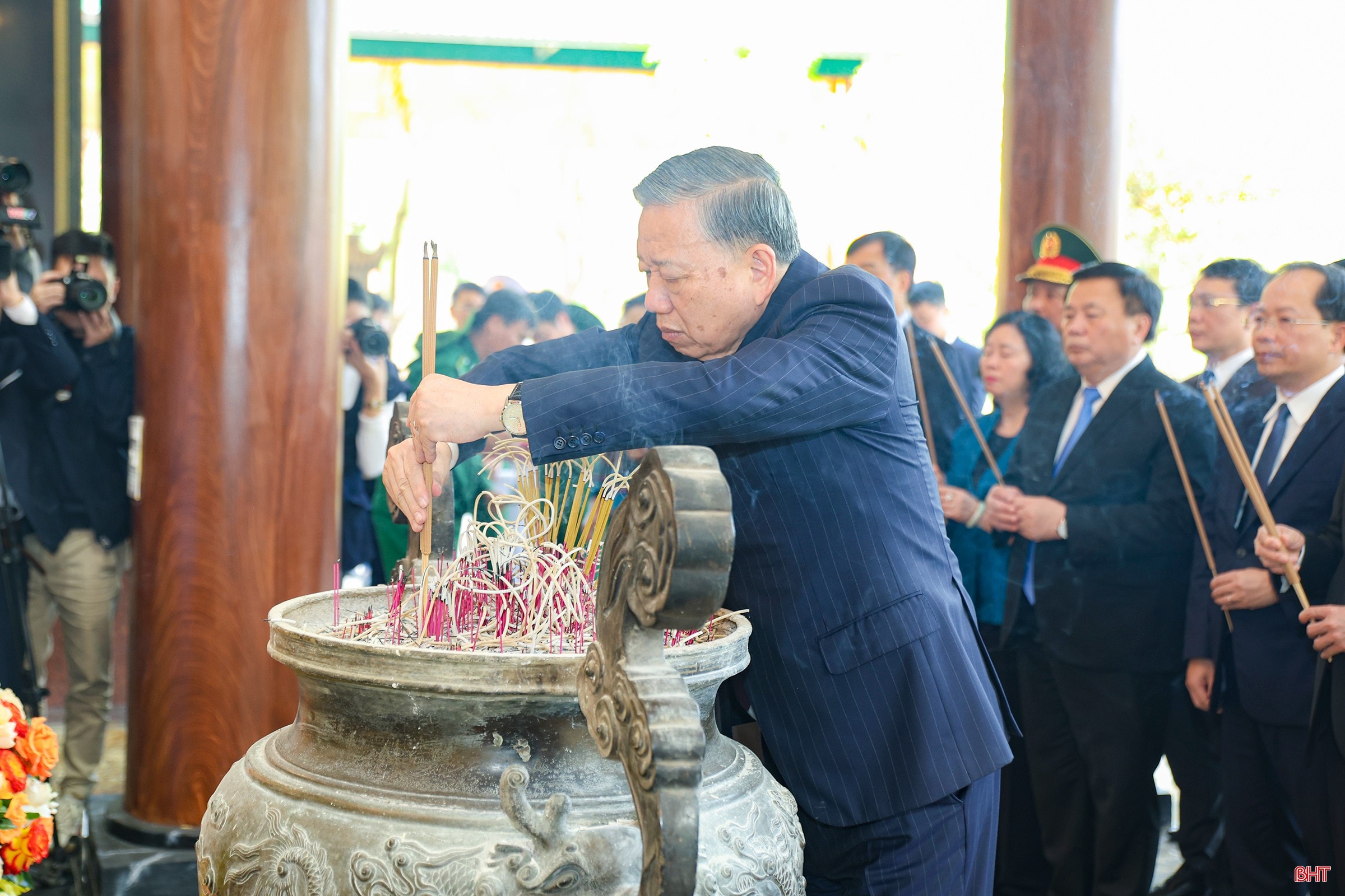 Tổng Bí thư Tô Lâm dâng hương tại Nhà bia tưởng niệm liệt sĩ TNXP toàn quốc. bqbht_br_aimg-7924.jpg