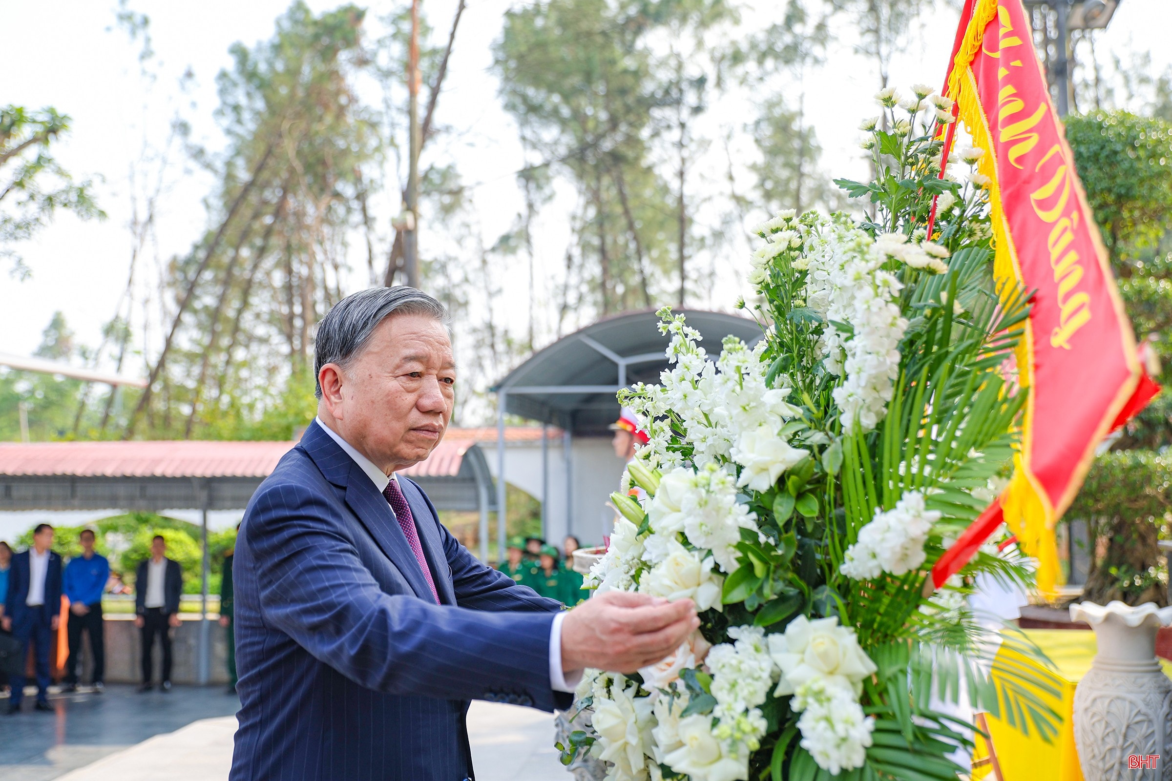 Tổng Bí thư Tô Lâm dâng hoa trước khu mộ 10 nữ anh hùng liệt sĩ TNXP. Tổng Bí thư Tô Lâm dâng hoa trước khu mộ 10 nữ anh hùng liệt sĩ TNXP.