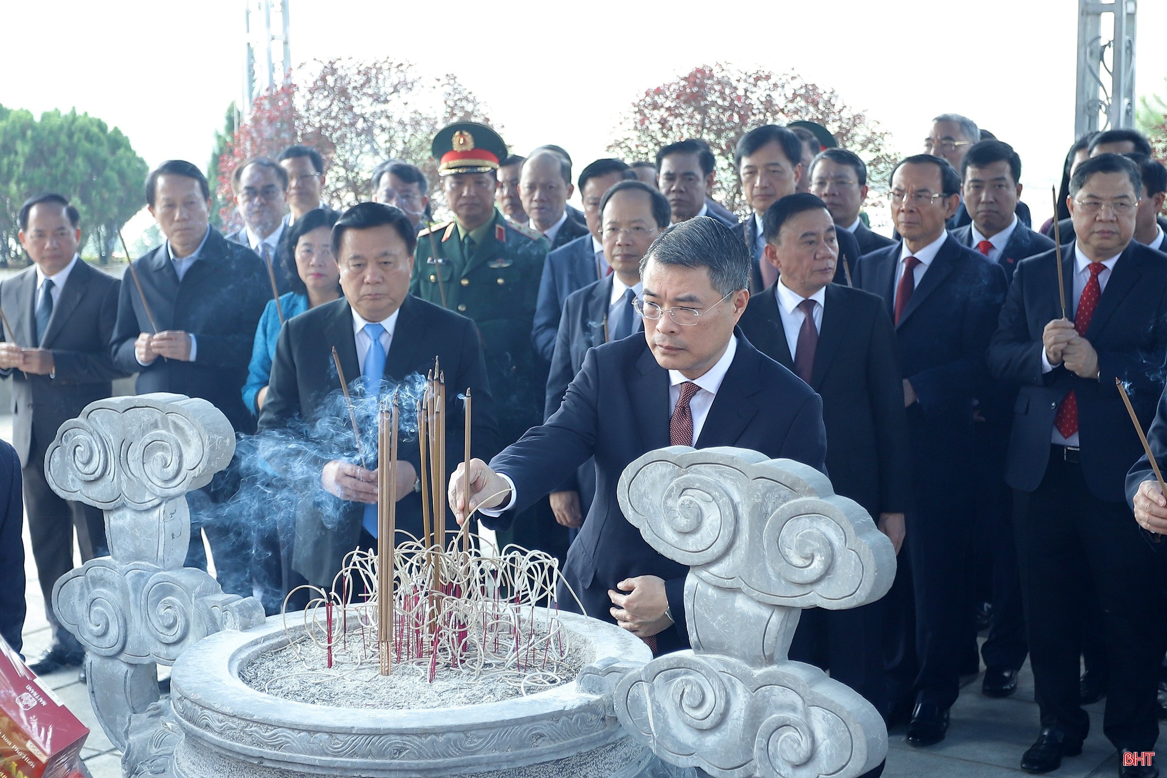 ... và Trưởng ban Tổ chức Trung ương Lê Minh Hưng dâng hương trước phần mộ Tổng Bí thư Trần Phú. bqbht_br_tuong-niem-khong-cui-02.jpg