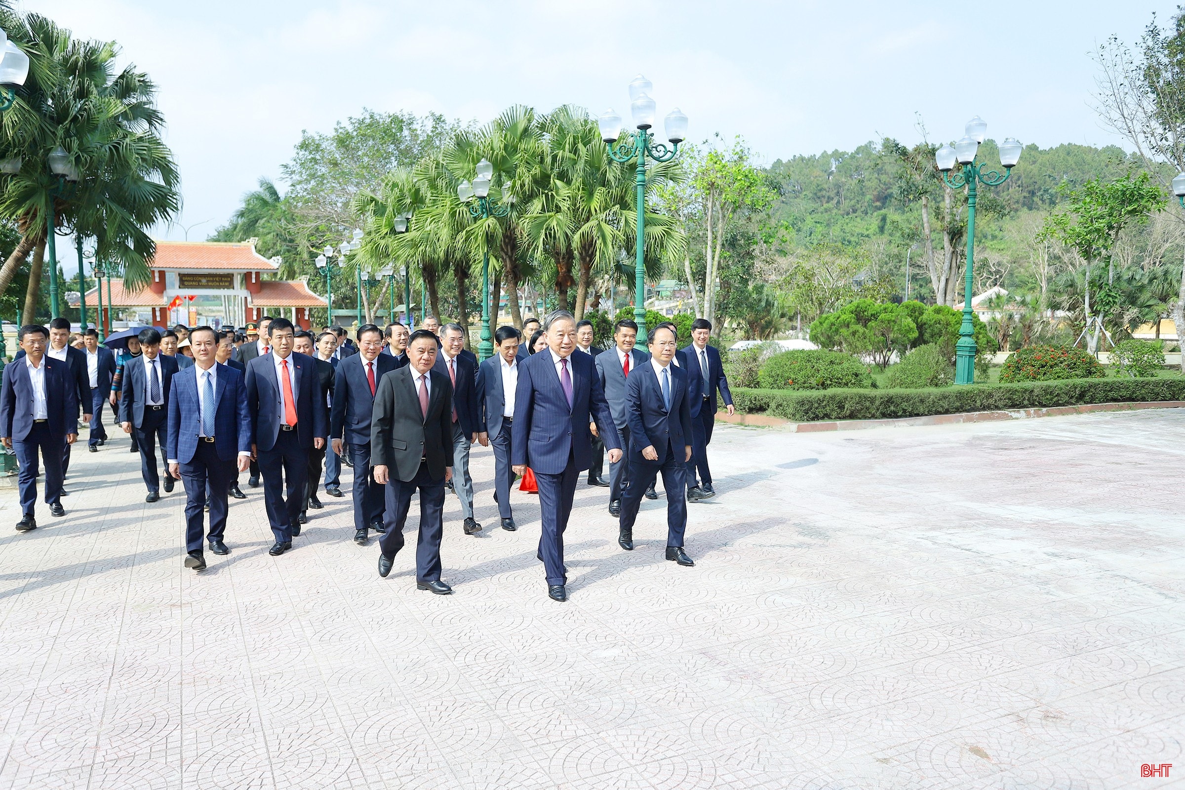 Tổng Bí thư Tô Lâm và đoàn công tác dâng hương, dâng hoa tại khu mộ cố Tổng Bí thư Trần Phú. bqbht_br_12345.jpg