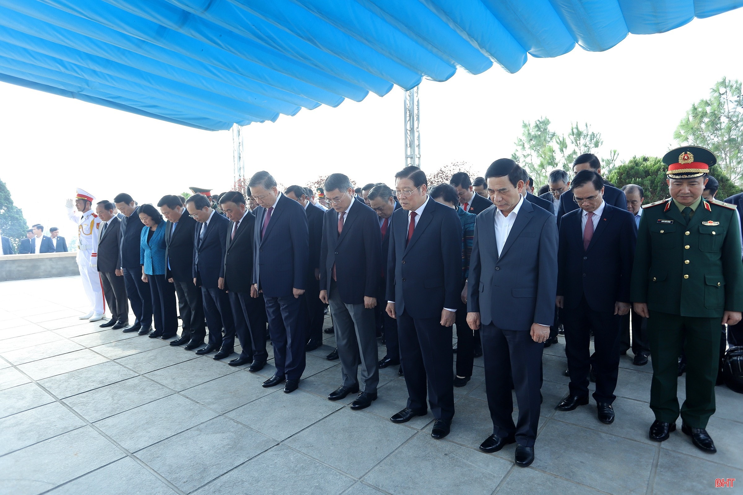 Tổng Bí thư Tô Lâm và đoàn kính cẩn nghiêng mình, tri ân sâu sắc công lao to lớn của Tổng Bí thư đầu tiên của Đảng. bqbht_br_tbt-dang-hoa-02.jpg