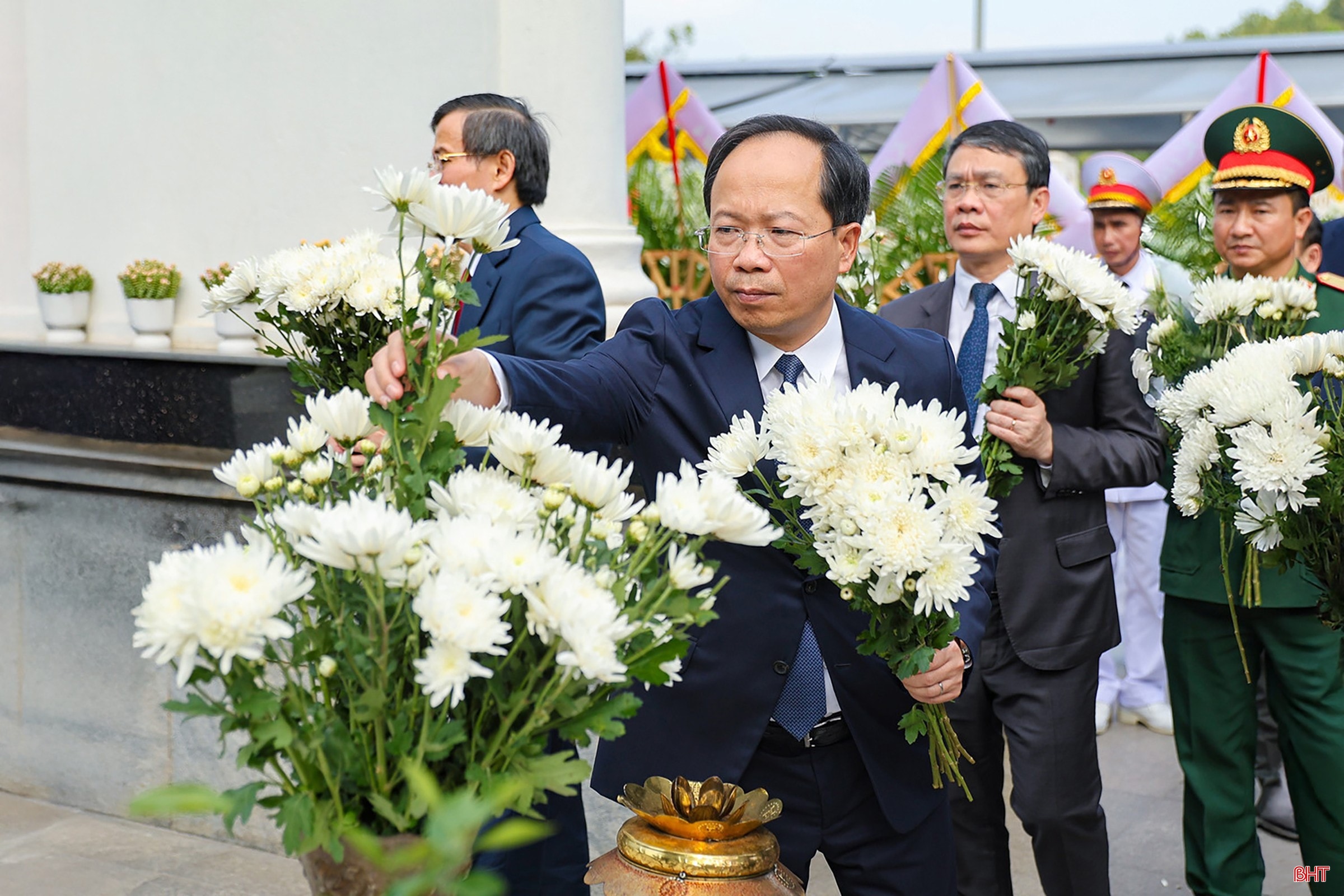 Bí thư Tỉnh ủy Hà Tĩnh Nguyễn Duy Lâm dâng hoa lên phần mộ của các nữ liệt sỹ TNXP. bqbht_br_1-5285.jpg