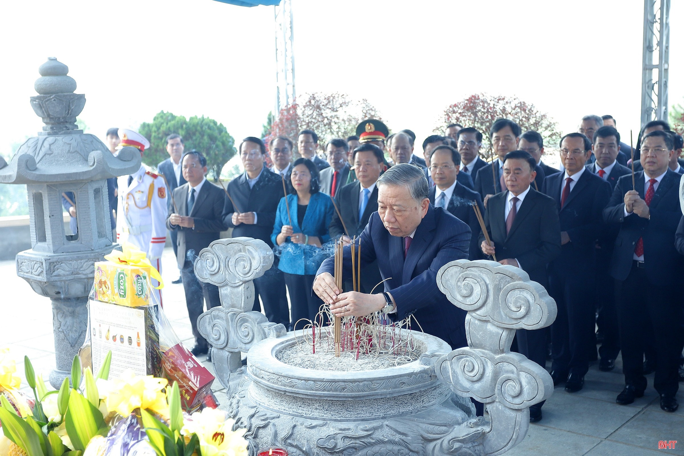 Tổng Bí thư Tô Lâm thành kính dâng nén hương thơm tưởng nhớ Tổng Bí thư Trần Phú. bqbht_br_tong-bi-thu-d.jpg
