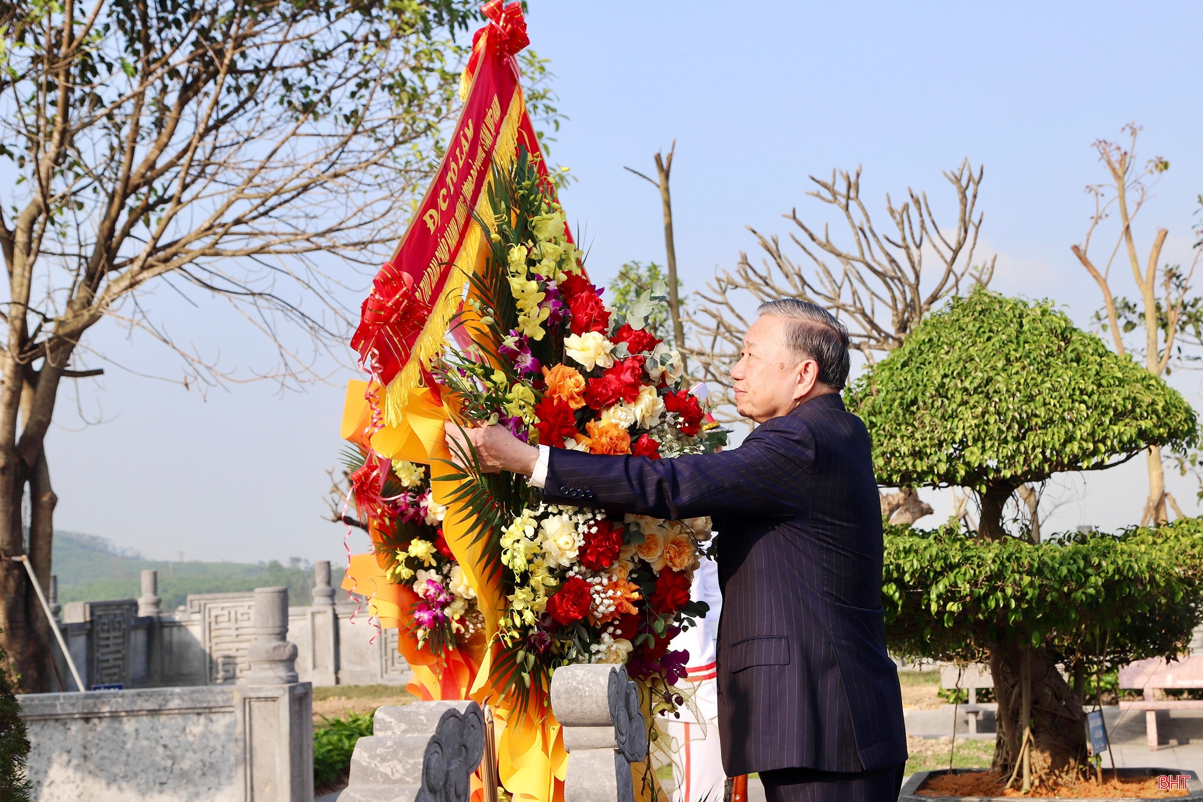 Tổng Bí thư Tô Lâm dâng hoa trước phần mộ Tổng Bí thư Hà Huy Tập. bqbht_br_img-6181-2-copy.jpg