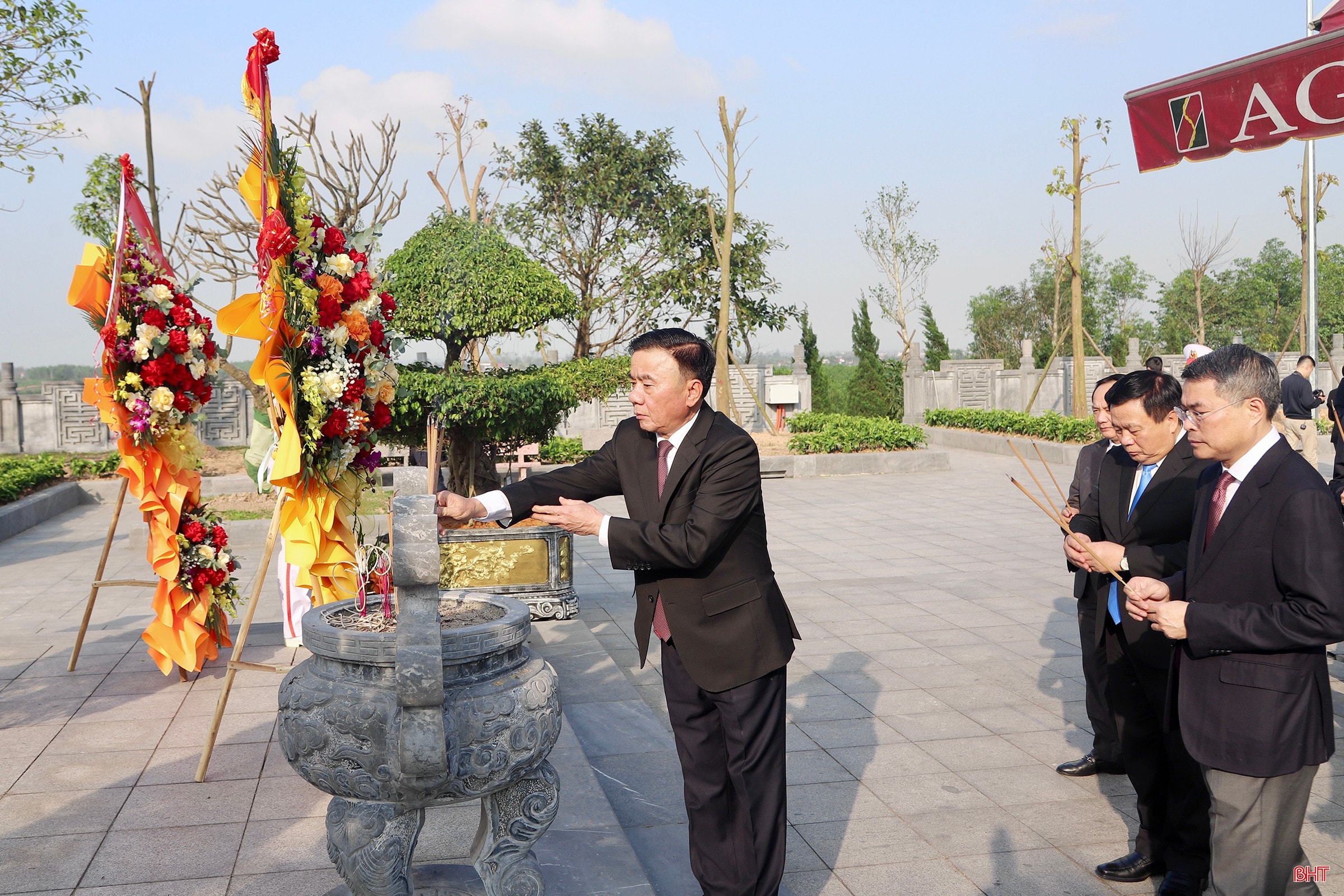 Thường trực Ban Bí thư Trần Cẩm Tú, Trưởng ban Tổ chức Trung ương Lê Minh Hưng dâng hương trước phần mộ Tổng Bí thư Hà Huy Tập. bqbht_br_img-6259-copy.jpg