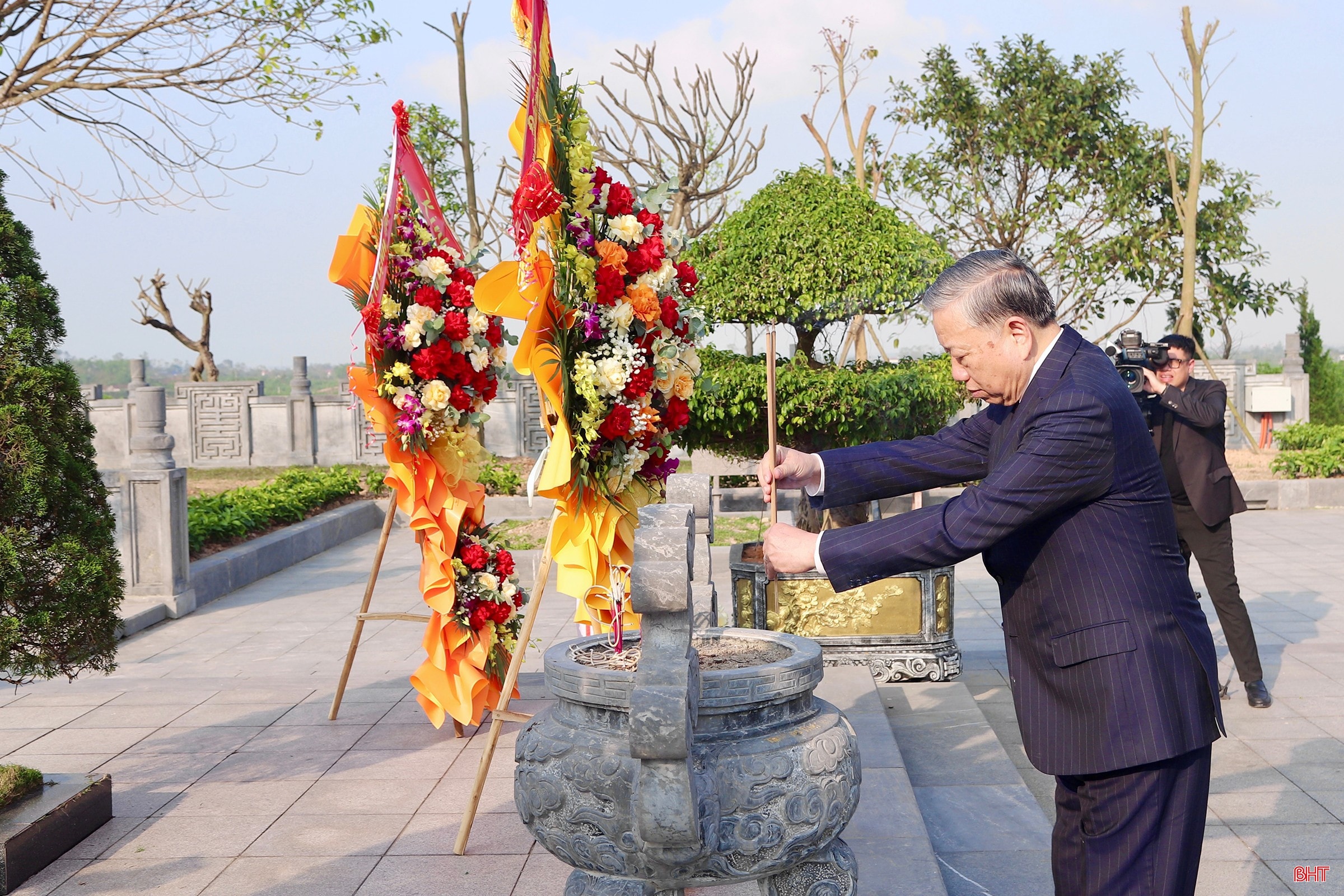 Tổng Bí thư Tô Lâm dâng hương trước phần mộ Tổng Bí thư Hà Huy Tập. bqbht_br_img-6245-copy.jpg