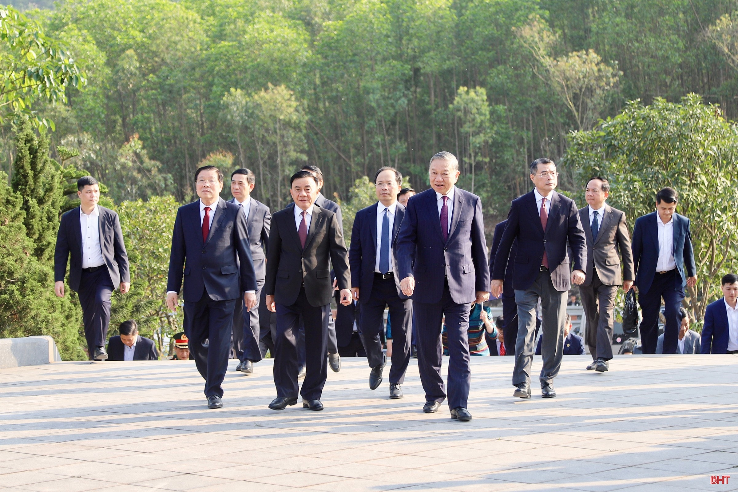 Tổng Bí thư Tô Lâm và đoàn đến dâng hương tại khu mộ Tổng Bí thư Hà Huy Tập. Tổng Bí thư Tô Lâm và đoàn đến dâng hương tại khu mộ Tổng Bí thư Hà Huy Tập.