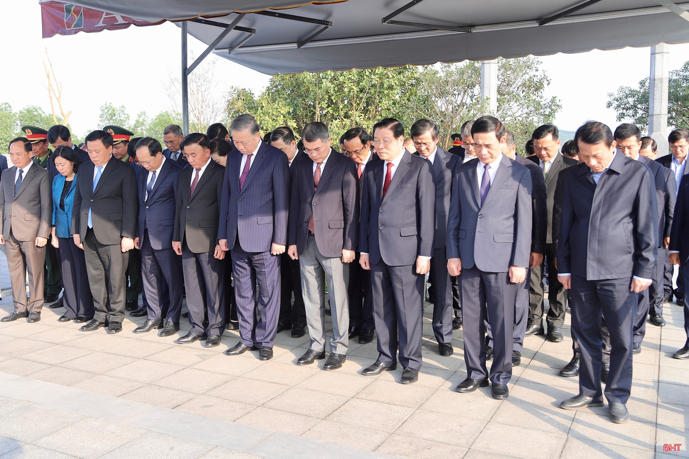 Tổng Bí thư Tô Lâm cùng đoàn công tác bày tỏ lòng thành kính trước những công lao to lớn và sự hy sinh cao cả của Tổng Bí thư Hà Huy Tập đối với sự nghiệp cách mạng của Đảng và dân tộc. bqbht_br_v13-copy.jpg
