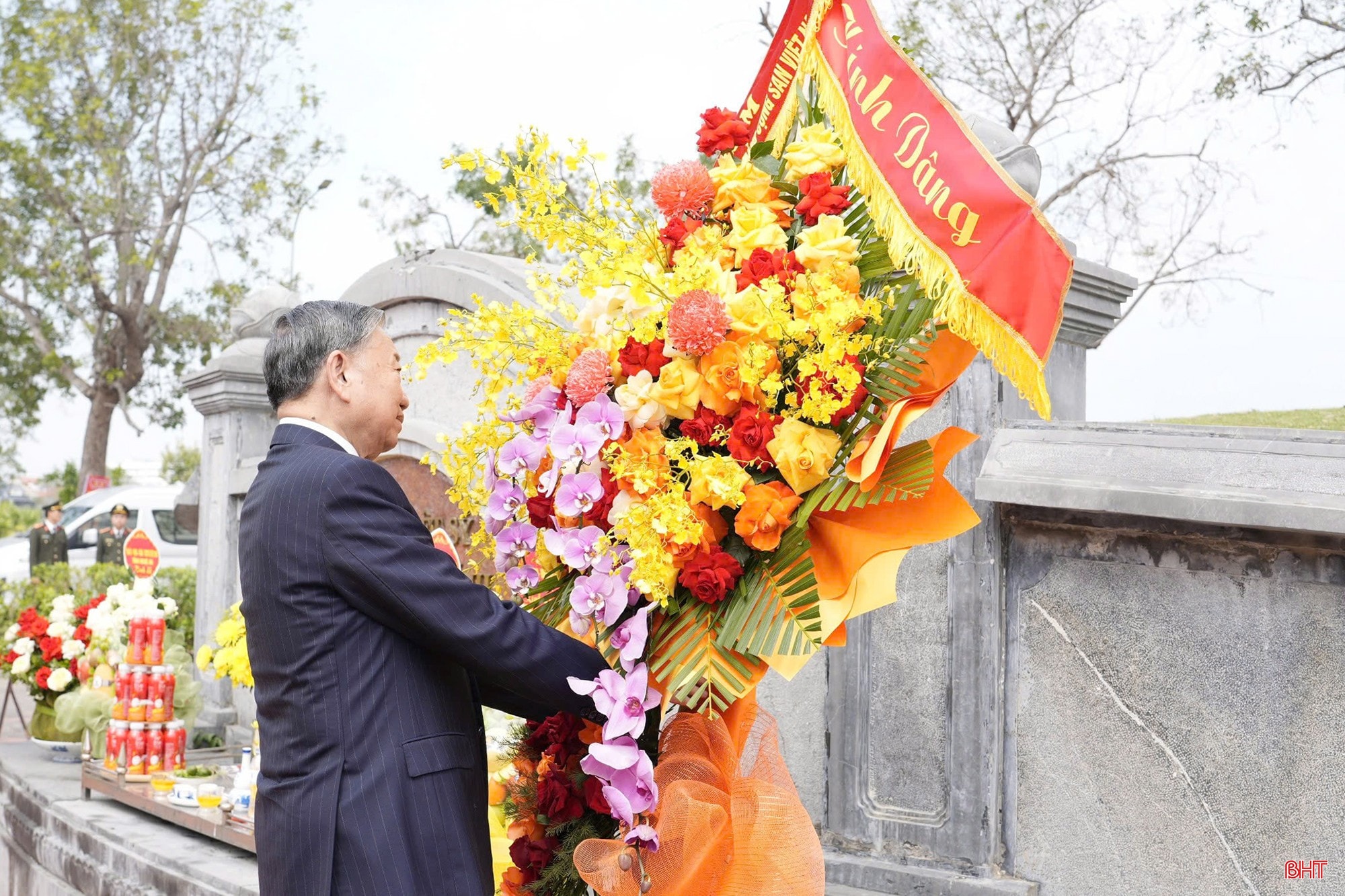 Tổng Bí thư Tô Lâm dâng hương, dâng hoa tại tại Khu di tích Xô viết Nghệ Tĩnh.