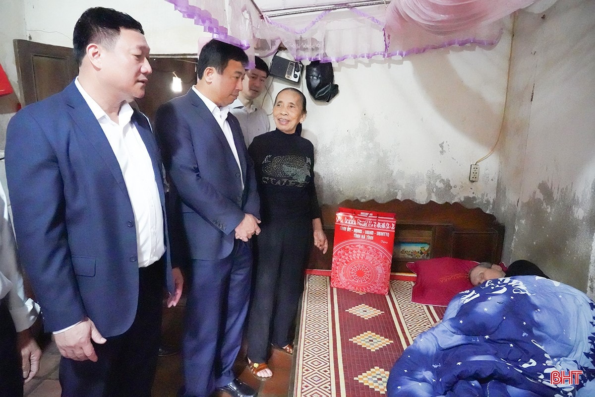 Tại xã Đức Thọ, đoàn đã đến thăm, tặng quà ông Bùi Văn Thất (SN 1949, thôn Tân Mỹ) là thương binh suy giảm 21% khả năng lao động.