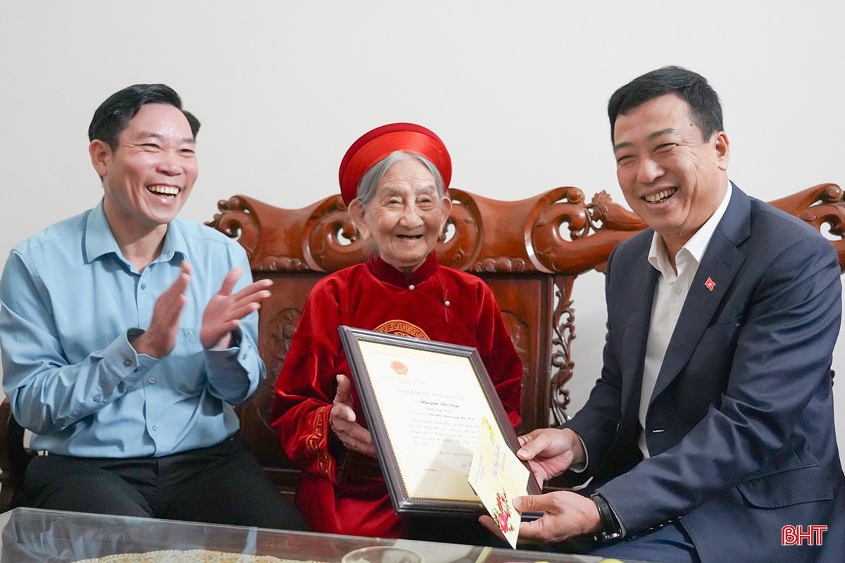 ... và thăm hỏi, chúc thọ, tặng quà cụ Nguyễn Thị Tam (SN 1926, thôn Gia Thịnh), năm nay tròn 100 tuổi.