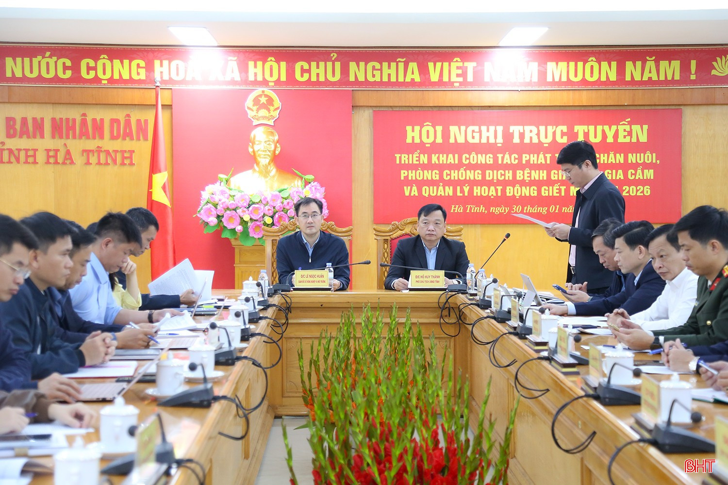 Phó Chủ tịch UBND tỉnh Hồ Huy Thành và Phó Giám đốc Sở Nông nghiệp và Môi trường Nguyễn Thanh Hải chủ trì hội nghị. bqbht_br_img-9034.jpg
