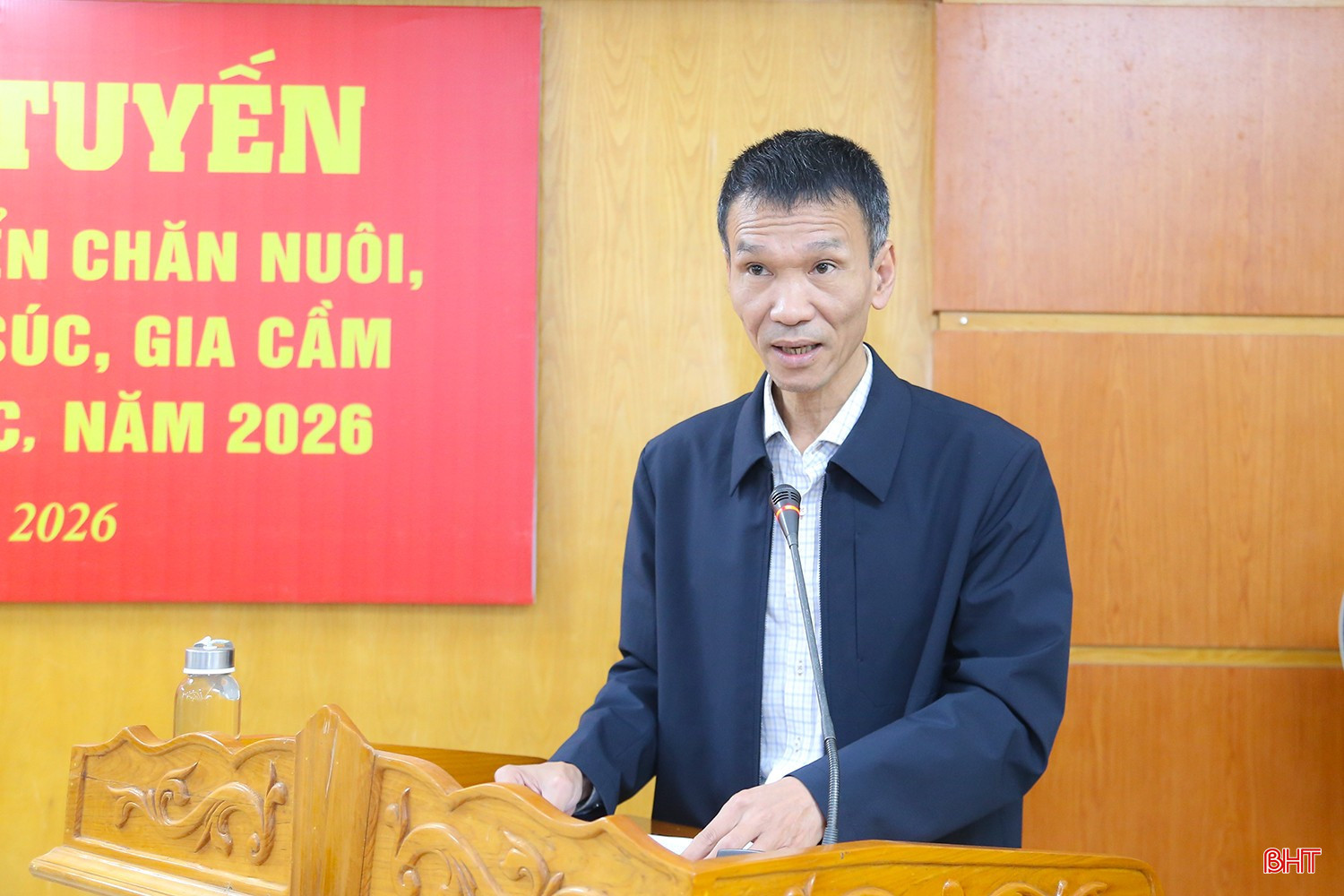 Chi cục trưởng Chi cục Trồng trọt và Chăn nuôi Trần Hùng báo cáo công tác phát triển chăn nuôi, phòng chống dịch bệnh gia súc, gia cầm và quản lý hoạt động giết mổ năm 2025, định hướng 2026. bqbht_br_img-9076.jpg