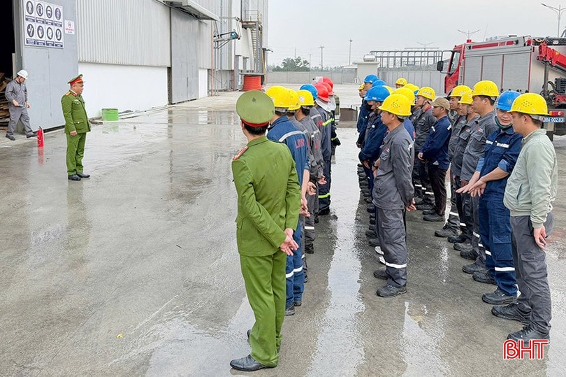 Ngày 16/1, Phòng Cảnh sát PCCC&CNCH (Công an tỉnh) phối hợp với Công ty TNHH vật liệu luyện kim LIRR Việt Nam diễn tập thành công phương án chữa cháy và CNCH. bqbht_br_04.jpg