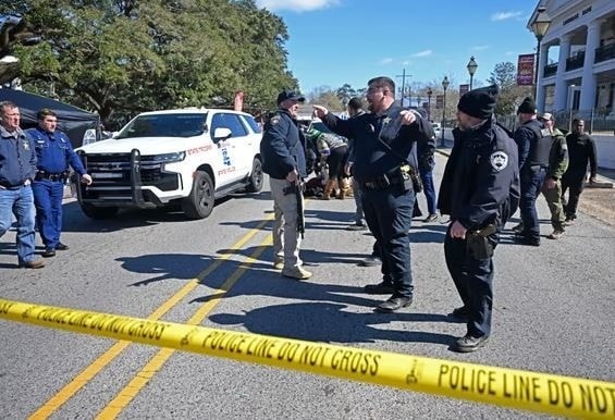 Cảnh sát địa phương cho biết vụ nổ súng xảy ra ngay sau khi cuộc diễu hành Mardi Gras in the Country ở Clinton bắt đầu. (Nguồn: Hilary Scheinuk/AP). canh-sat-my.jpg