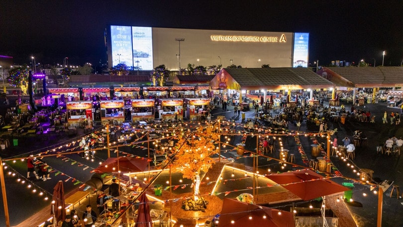 Không gian ẩm thực ngoài trời tại Hội chợ Mùa Thu 2025.