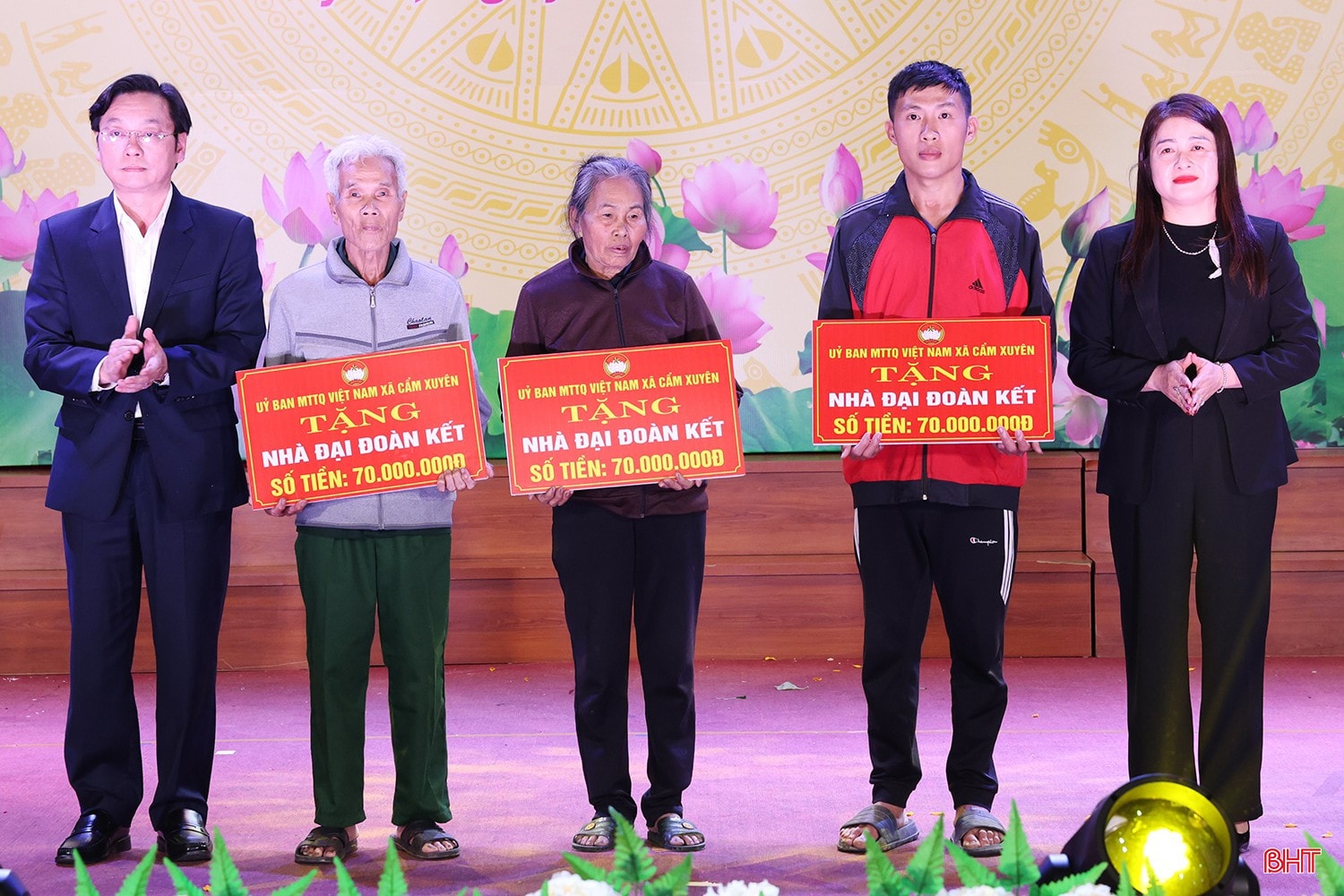 Ban Tổ chức chương trình trao biểu trưng hỗ trợ xây dựng 3 nhà đại đoàn kết cho các hộ nghèo, hộ cận nghèo.