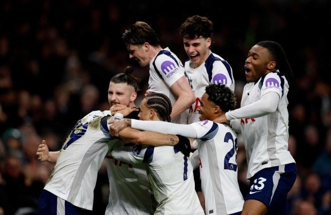 Cầu thủ Tottenham mừng bàn gỡ hòa 2-2 trước Man City trên sân Tottenham Hotspur, thành phố London, Anh, vòng 24 Ngoại hạng Anh tối 1/2/2026. Ảnh: Reuters