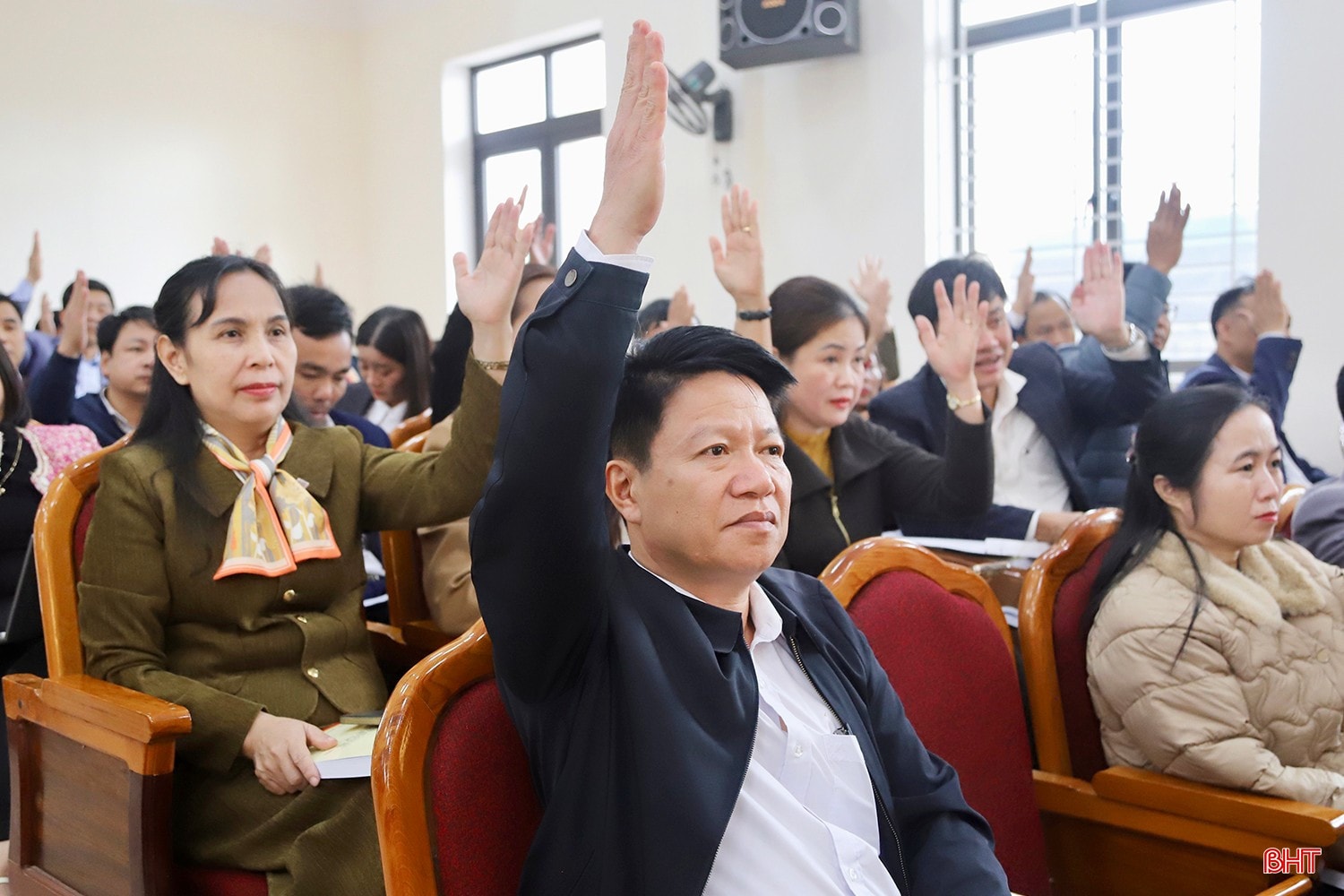 Đại biểu biểu quyết thông qua biên bản và thống nhất danh sách sơ bộ những người ứng cử ĐBQH khóa XVI. bqbht_br_img-7090-copy.jpg