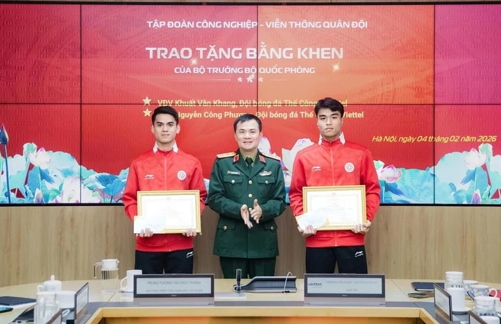 Khuất Văn Khang và Nguyễn Công Phương nhận bằng khen vinh danh từ Bộ Quốc phòng