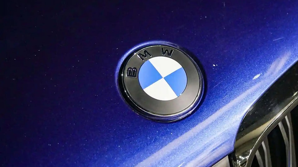 Logo thế hệ thứ 7 của BMW với thiết kế phẳng và vòng ngoài màu satin mờ.