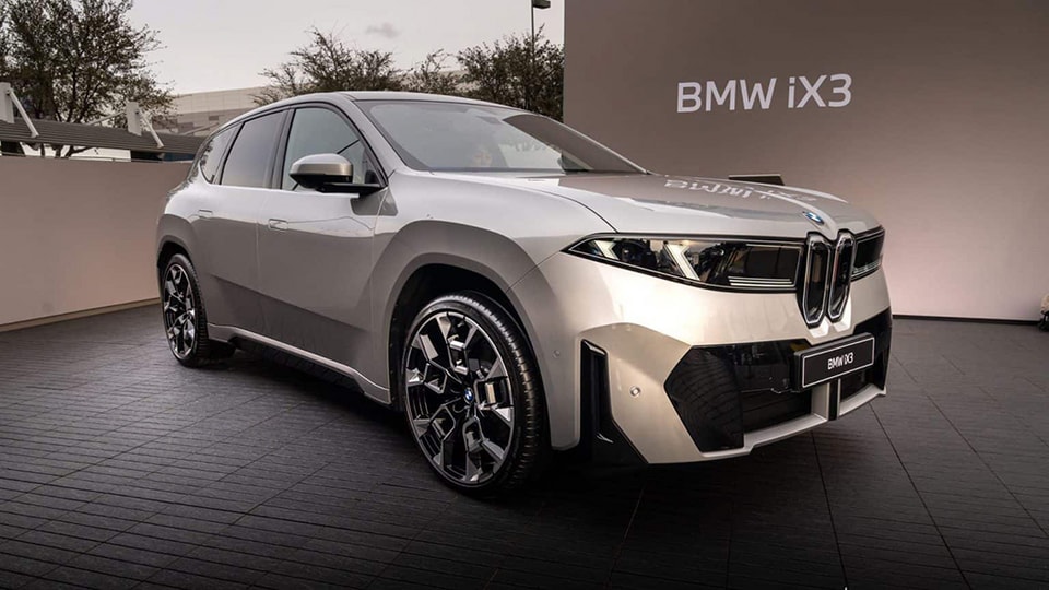 Logo mới của BMW trên một mẫu xe điện thuộc dòng Neue Klasse.