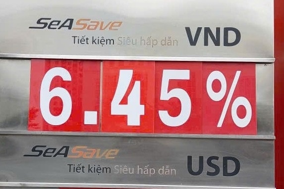 Khách hàng giao dịch tại quầy ngân hàng năm 2026