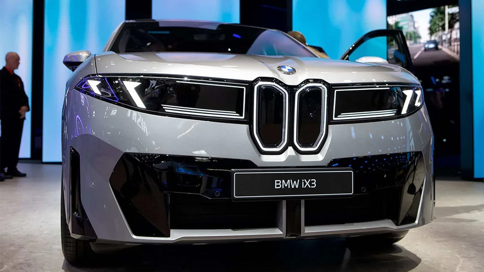 BMW cùng các hãng xe sang đang chuyển dịch sang xu hướng thiết kế phẳng để tối ưu hiển thị số.