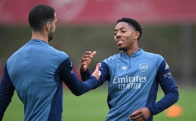 Myles Lewis-Skelly có thể thay thế Mikel Merino ở giữa sân.