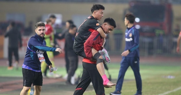 Tiền vệ Nguyễn Thái Sơn trên giường bệnh sau khi hoàn tất ca phẫu thuật tái tạo dây chằng tại TP.HCM.