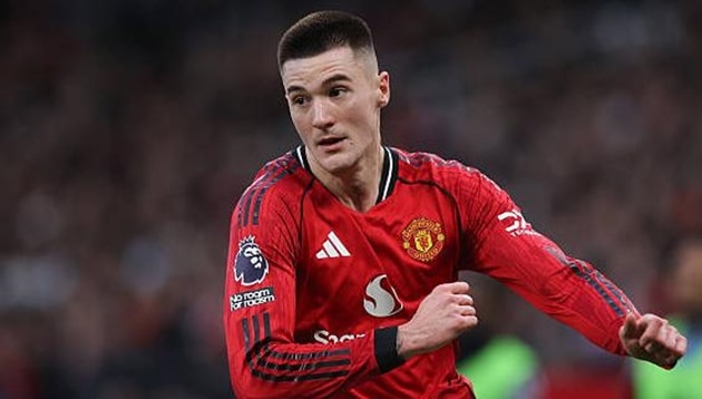 Benjamin Sesko đang thể hiện tốt hơn Liam Delap.