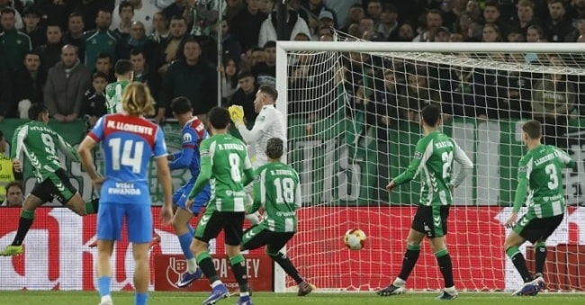 David Hancko ghi bàn thắng mở màn cho Atletico Madrid