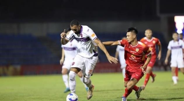 Các cầu thủ Becamex TP.HCM đang nỗ lực tập luyện để cải thiện phong độ không tốt trong thời gian qua.