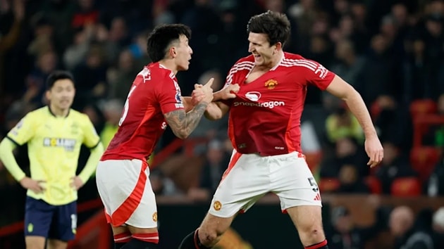 Bộ đôi trung vệ Lisandro Martinez và Harry Maguire của Manchester United.