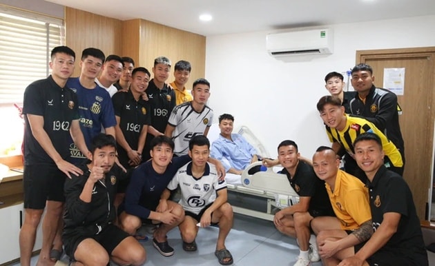Tập thể ban huấn luyện và các cầu thủ CLB Thanh Hóa đến thăm hỏi tiền vệ Nguyễn Thái Sơn tại bệnh viện.