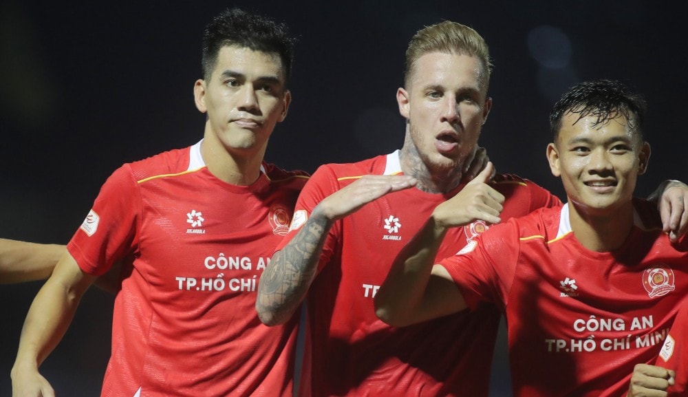 Tiến Linh và các đồng đội CA TP.HCM khởi động trước trận đấu tại V-League.