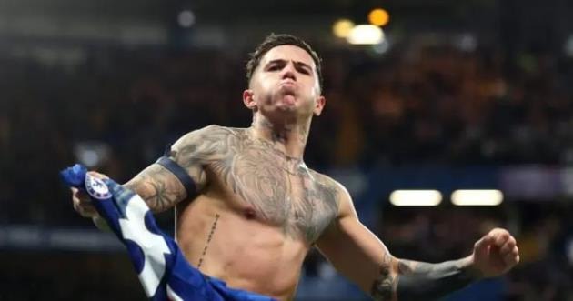 Enzo Fernandez dứt điểm từ tuyến hai trong màu áo Chelsea.