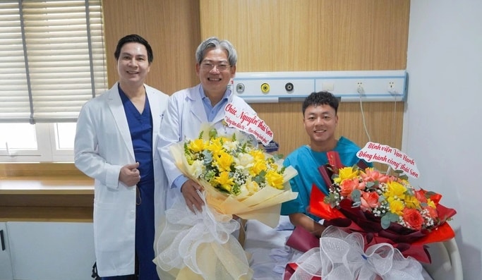 Nguyễn Thái Sơn trên giường bệnh sau ca phẫu thuật dây chằng thành công.